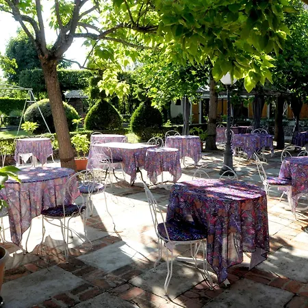 Le Dahu Hotel 2*