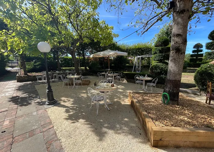 Logis Le Dahu 2* Parigny